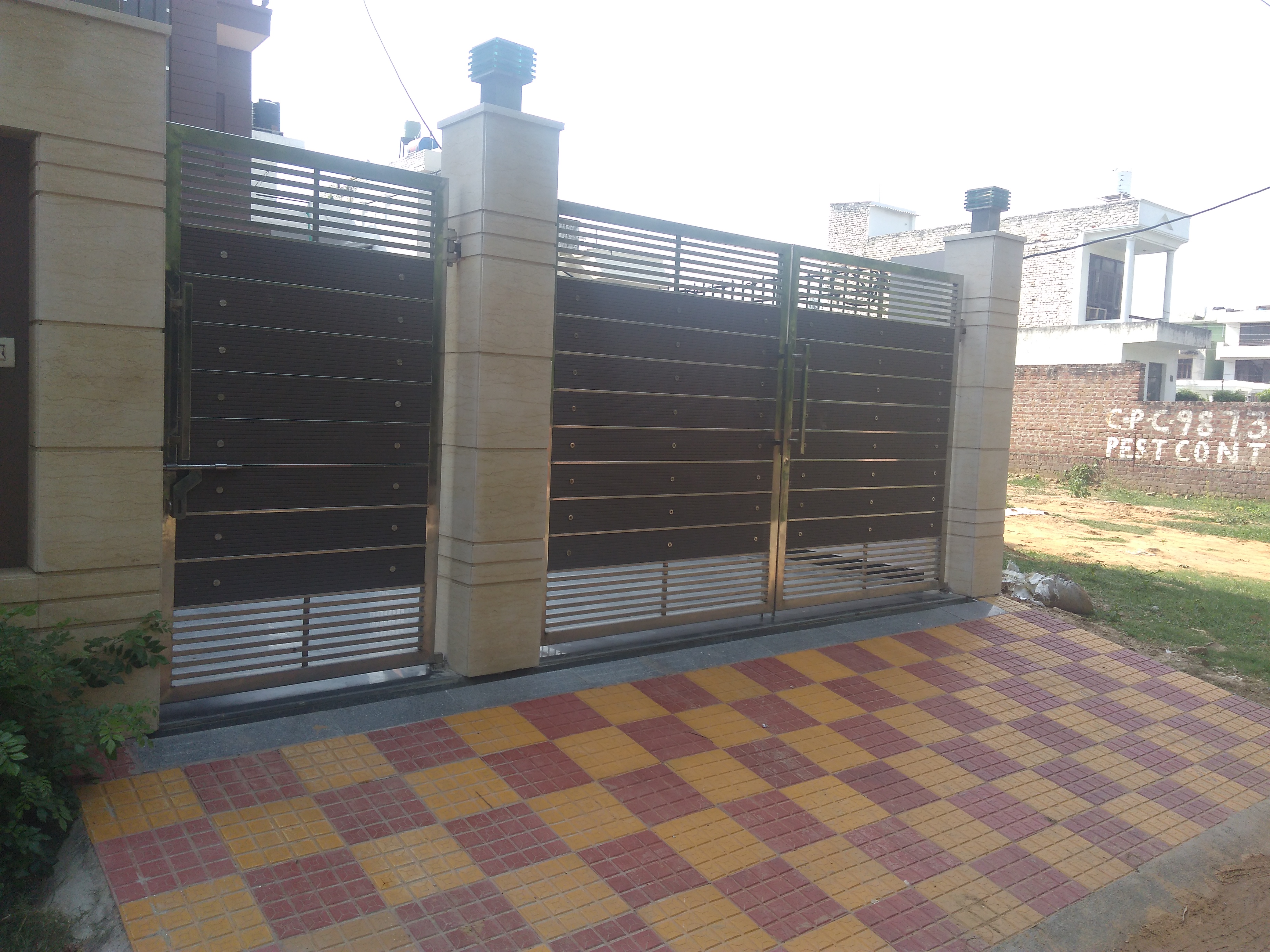 SS with Wood Main Gate
